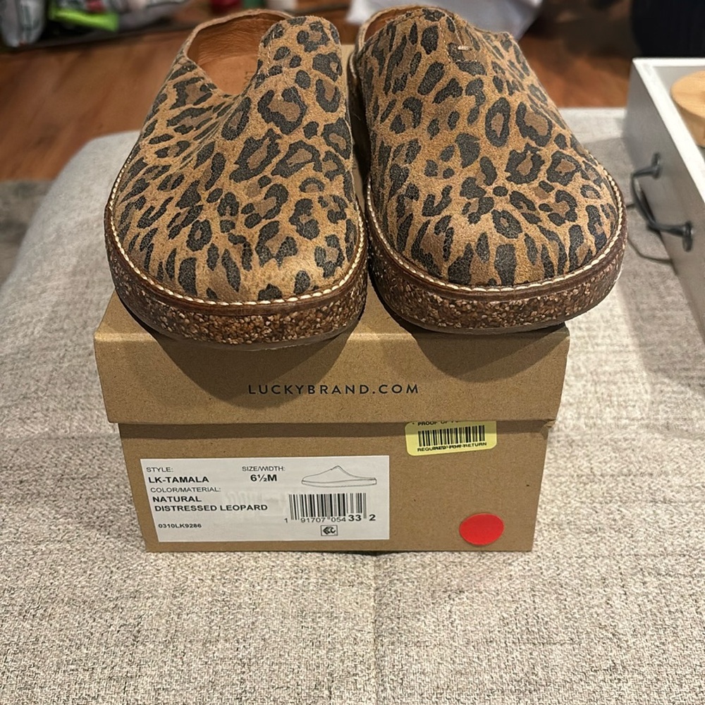 Cute distressed lucky brand clogs!